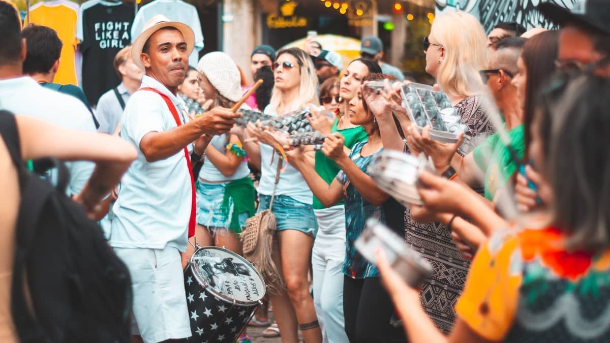 Celular e carnaval: veja como cuidar do seu aparelho
