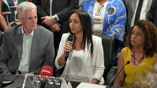 Acompanhada do deputado Rogério Correia e da vice-presidente da ALMG, Leninha, Eliziane Gama entregou relatório da CPMI