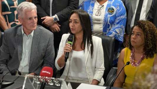 Acompanhada do deputado Rogério Correia e da vice-presidente da ALMG, Leninha, Eliziane Gama entregou relatório da CPMI