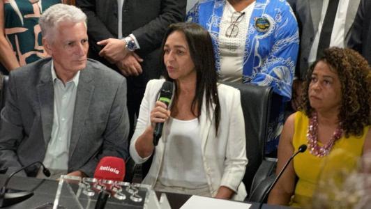 Acompanhada do deputado Rogério Correia e da vice-presidente da ALMG, Leninha, Eliziane Gama entregou relatório da CPMI