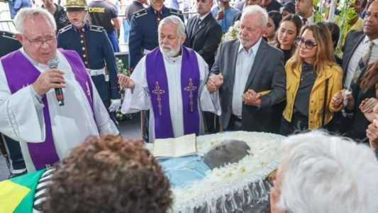 Acompanhado da esposa Janja, Lula foi até Santos para acompanhar o velório de Pelé