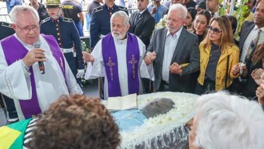 Acompanhado da esposa Janja, Lula foi até Santos para acompanhar o velório de Pelé