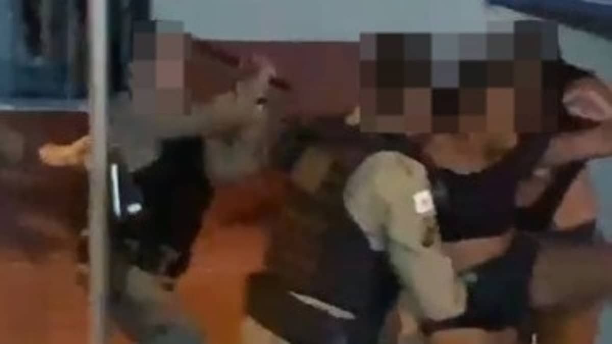Vídeo: Feira da Paz termina em confusão entre policiais e mulheres no interior de Minas