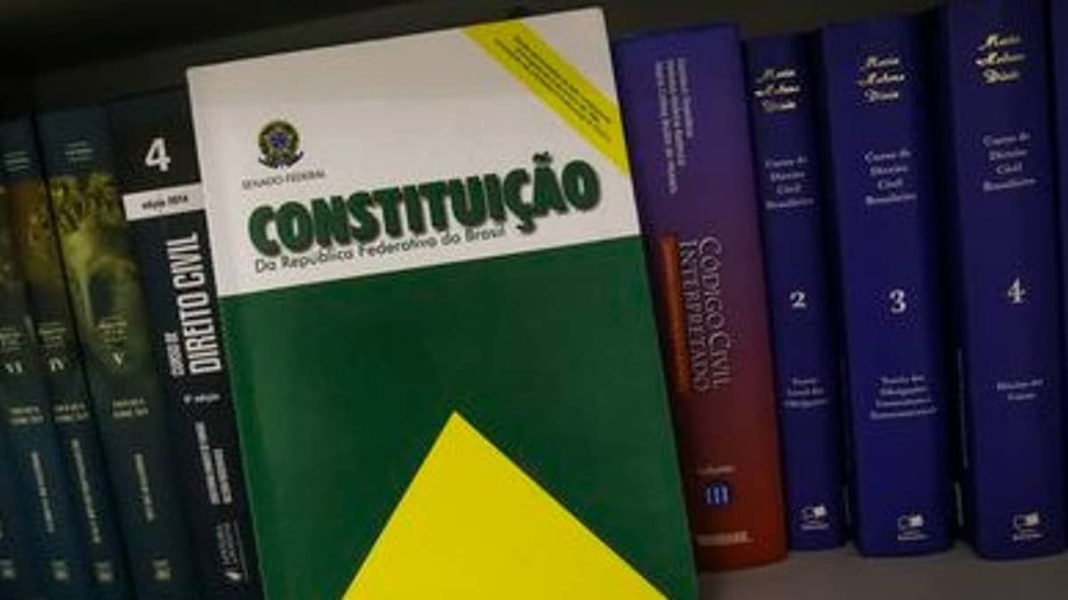 Aos 35 anos, Constituição vê analfabetismo despencar