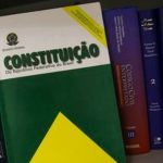 Aos 35 anos, Constituição vê analfabetismo despencar