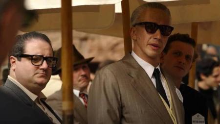 Adam Driver no papel de Enzo Ferrari para a cinebiografia "Ferrari"