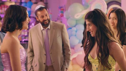 Adam Sandler e as filhas Sunny e Saddie, à esquerda