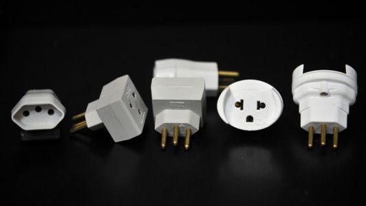 Foto mostra adaptadores de tomada