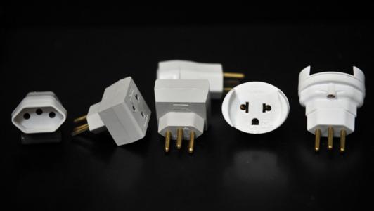 Foto mostra adaptadores de tomada