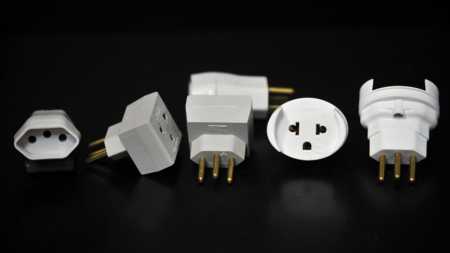 Foto mostra adaptadores de tomada