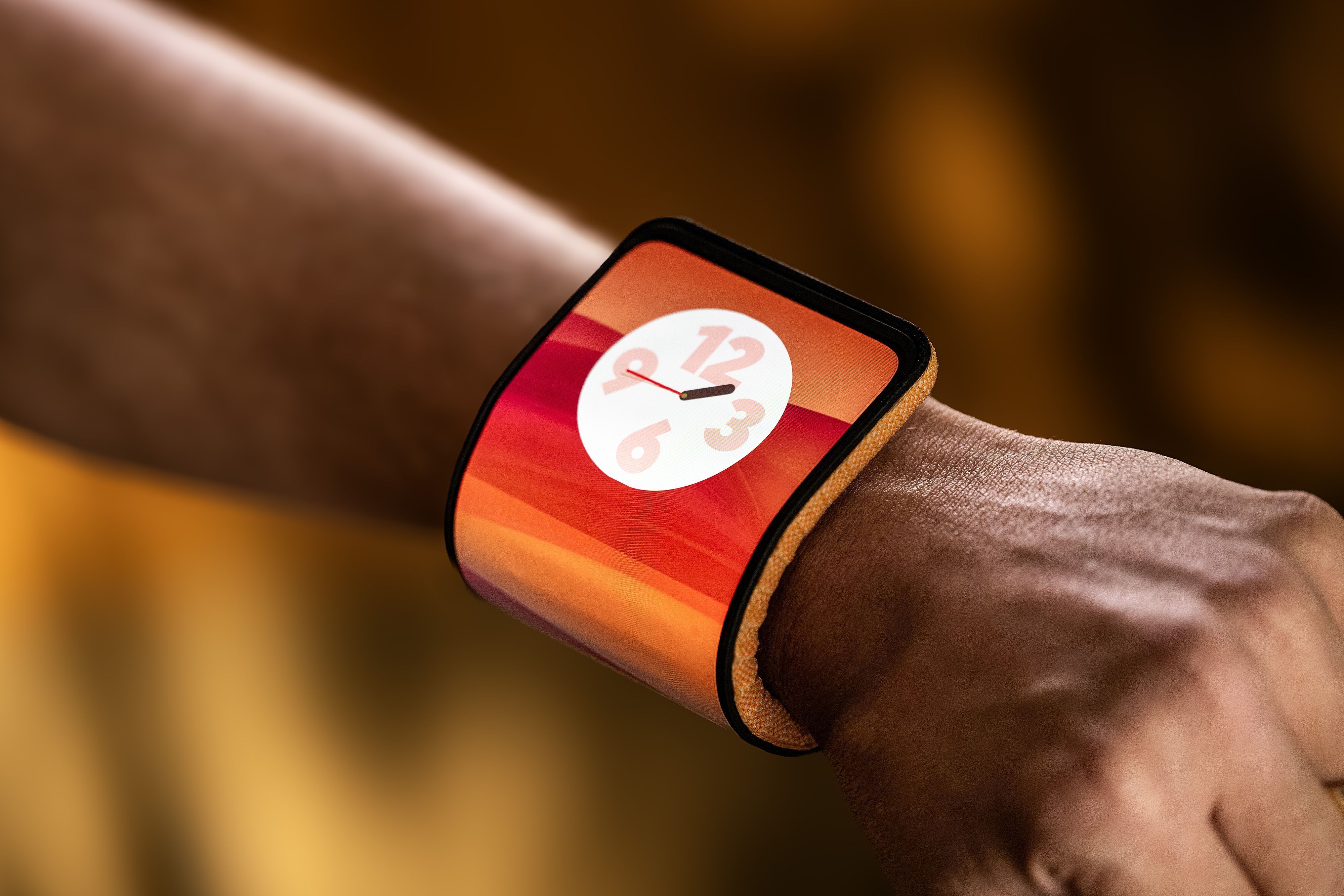 Motorola mostra celular que se transforma em relógio de pulso na MWC 2024