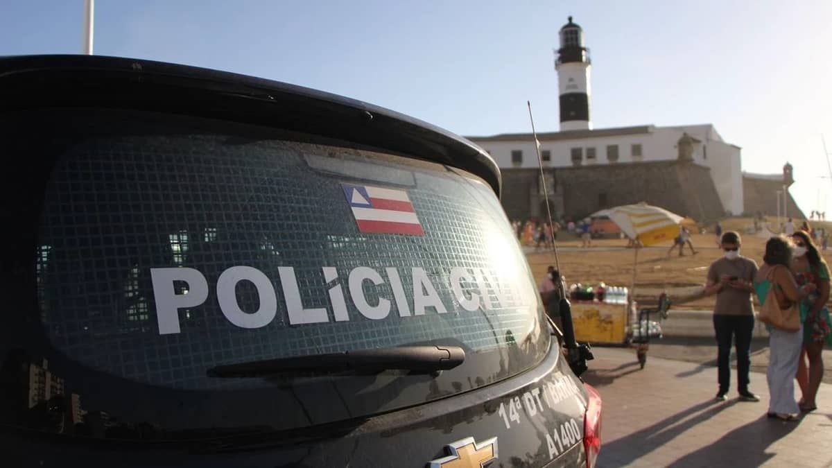 Mulher é presa suspeita de matar marido e filhos envenenados e filmar companheiro agonizando na Bahia
