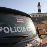 Mulher é presa suspeita de matar marido e filhos envenenados e filmar companheiro agonizando na Bahia