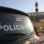 Mulher é presa suspeita de matar marido e filhos envenenados e filmar companheiro agonizando na Bahia