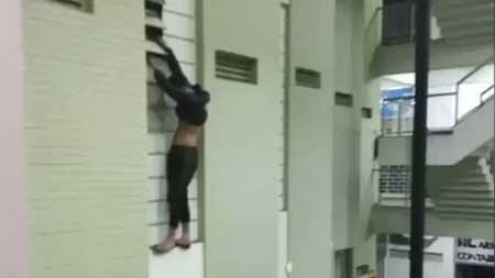 Em função da altura da janela, o jovem não conseguiu fugir