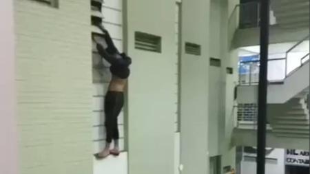 Em função da altura da janela, o jovem não conseguiu fugir