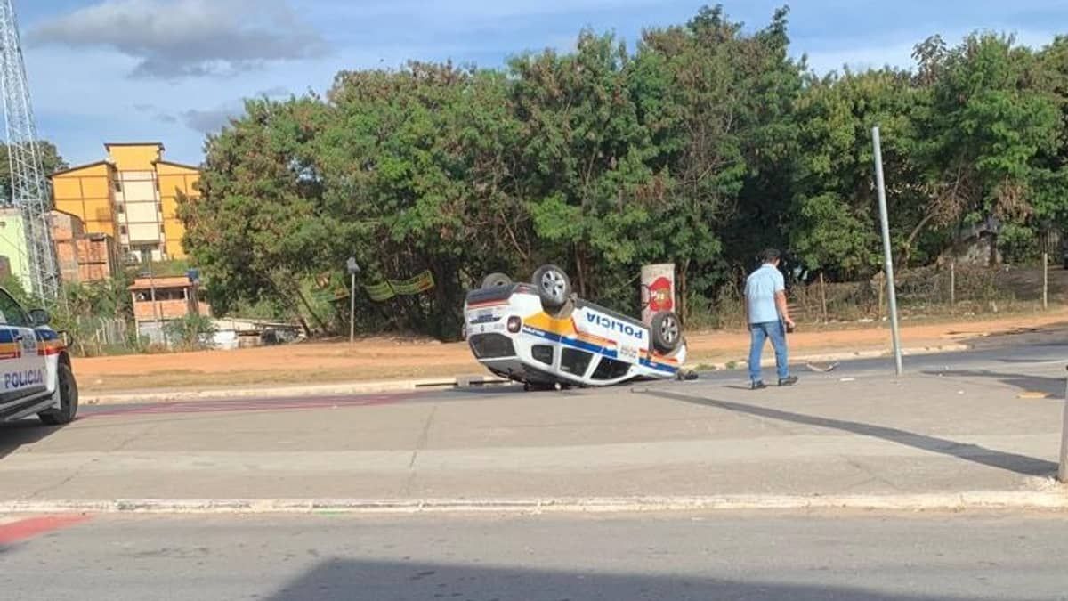 Viatura da PM tomba em cidade da Grande BH