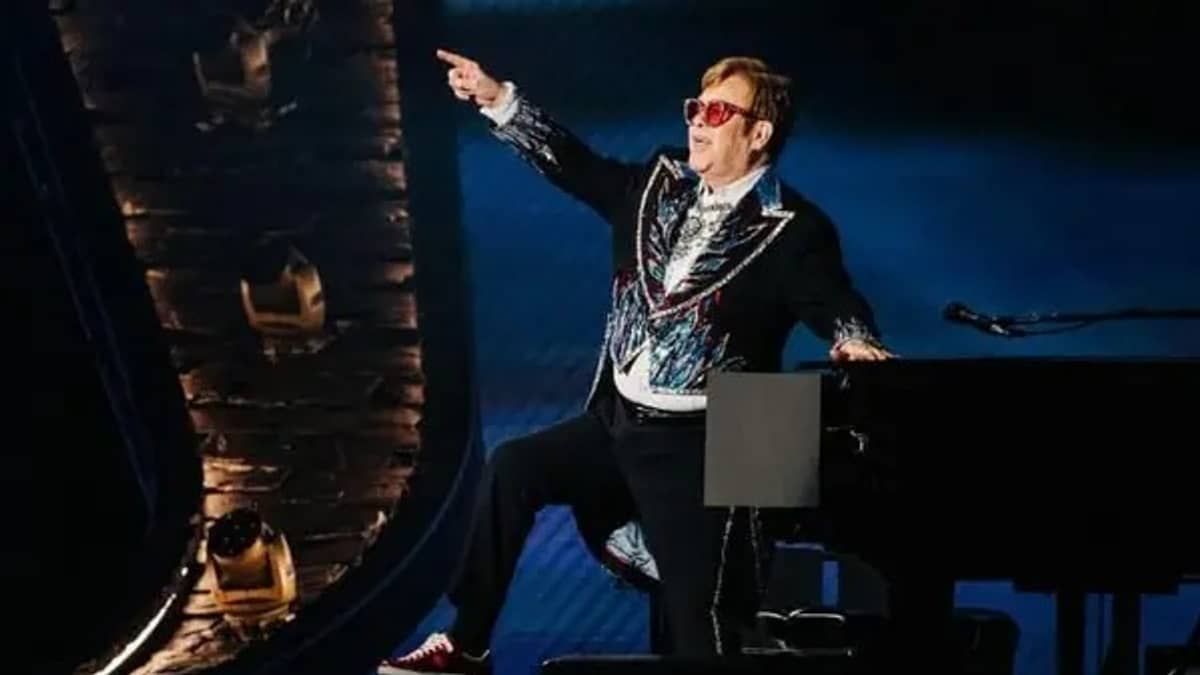 Elton John se apresenta como testemunha de defesa de Kevin Spacey