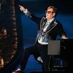 Elton John se apresenta como testemunha de defesa de Kevin Spacey