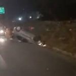Carro tomba no Anel Rodoviário e interdita parcialmente o trânsito