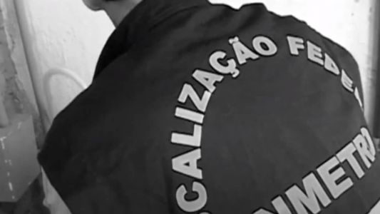 Os fiscais se apresentam usando uniforme e crachá, alegando que precisam vistoriar o gás de cozinha