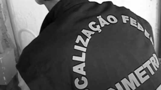 Os fiscais se apresentam usando uniforme e crachá, alegando que precisam vistoriar o gás de cozinha