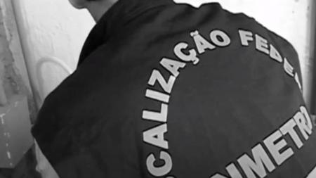 Os fiscais se apresentam usando uniforme e crachá, alegando que precisam vistoriar o gás de cozinha