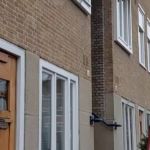 Polícia prende homem por projetar mensagem antissemita na casa da Anne Frank