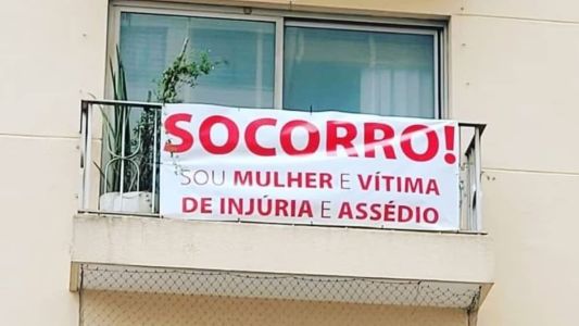 A mulher afirma que, mesmo após estender a faixa, o homem continua a assediá-la