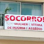 Vítima de assédio estende faixa com pedido de socorro na janela de apartamento em SP