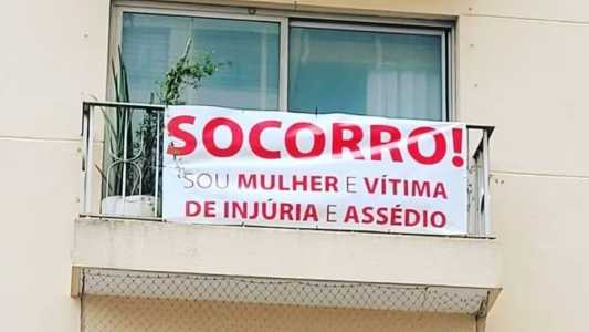 A mulher afirma que, mesmo após estender a faixa, o homem continua a assediá-la