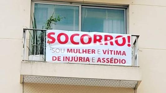 A mulher afirma que, mesmo após estender a faixa, o homem continua a assediá-la