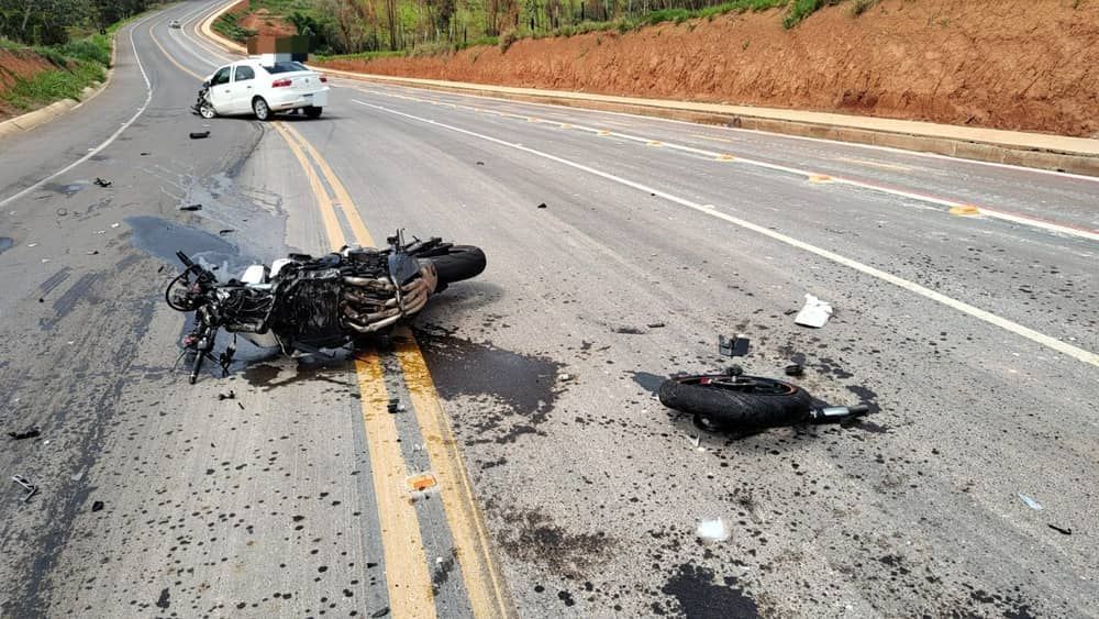 Motociclista tem traumatismo craniano após atingir carro em Minas