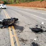 Motociclista tem traumatismo craniano após atingir carro em Minas