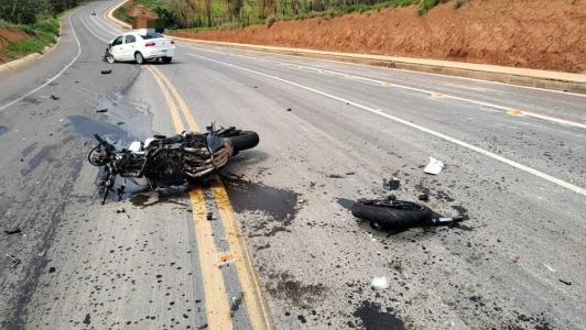 O motorista do carro sofreu escoriações no braço