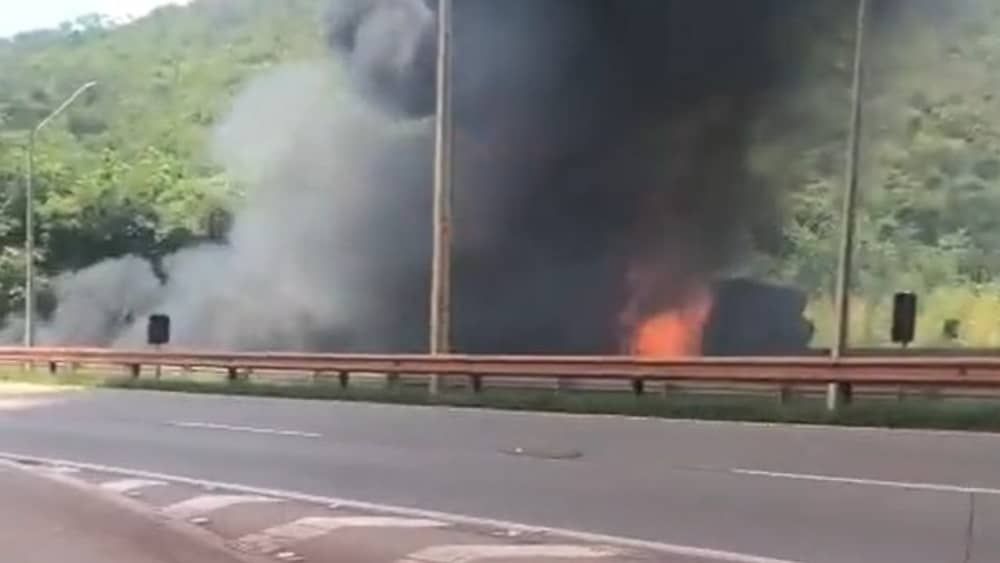 Trânsito na Fernão Dias é liberado mas apresenta lentidão após carreta pegar fogo