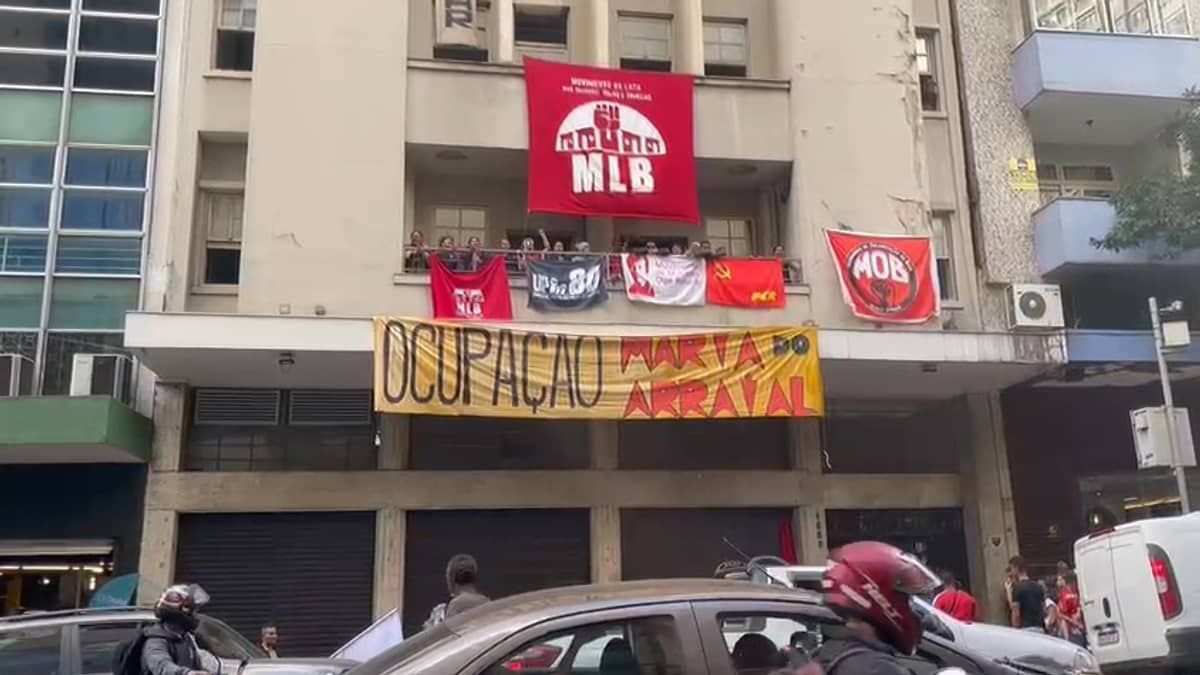 Famílias que ocuparam prédio vazio ficarão no local por 15 dias até renegociação