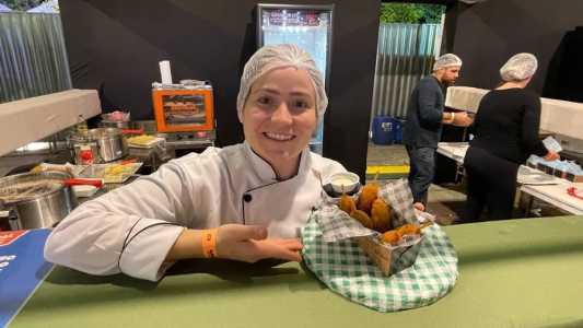 A receita é um bolinho de galinhada acompanhado de creme de quiabo