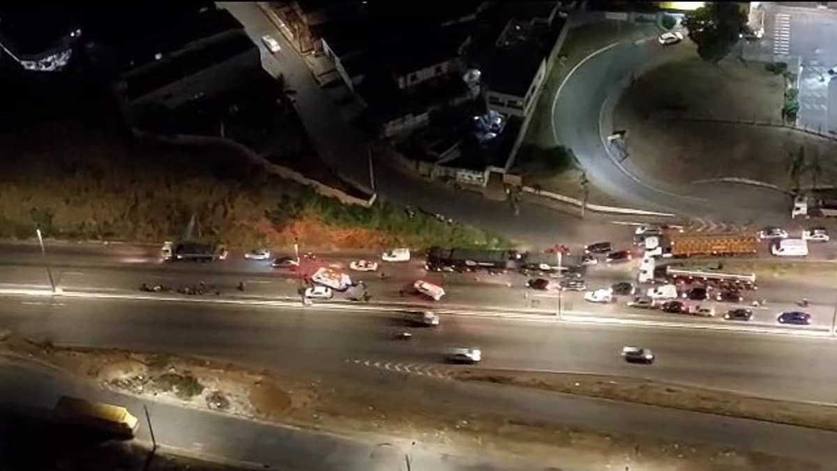 Anel Rodoviário tem noite caótica e 5km de congestionamento devido a grave acidente