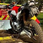 Homem 'dá grau' com moto roubada, bate em viatura e foge à pé da PM em Minas