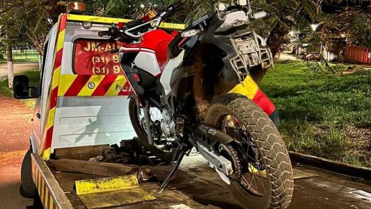 O homem fugiu a pé dos policias depois de se chocar com a viatura