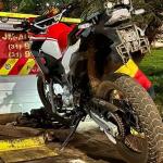 Homem 'dá grau' com moto roubada, bate em viatura e foge à pé da PM em Minas
