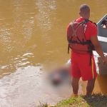 Bombeiros resgatam corpo de homem que se afogou na represa de Baguari, em Minas