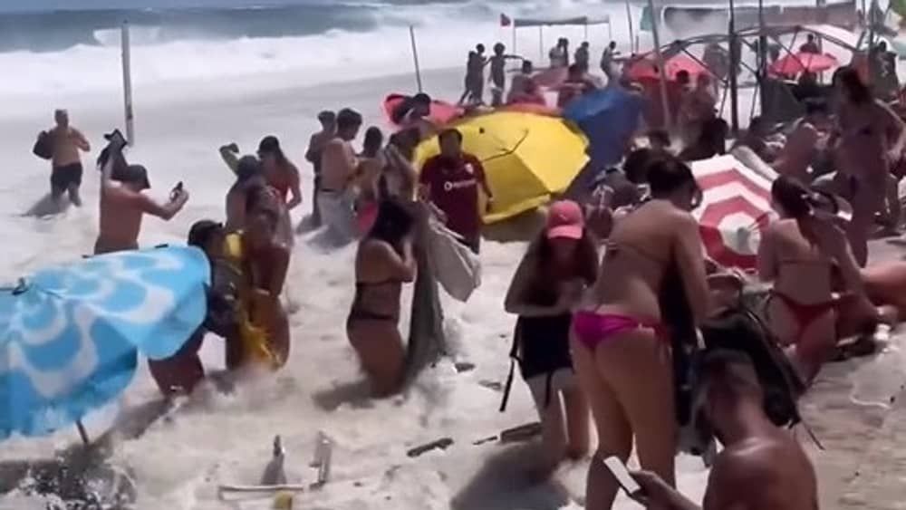Vídeo: ressaca faz mar invadir calçadão e arrasta banhistas no Rio