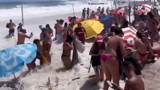 Areias da praia foram tomadas pelas águas do mar