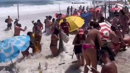 Areias da praia foram tomadas pelas águas do mar