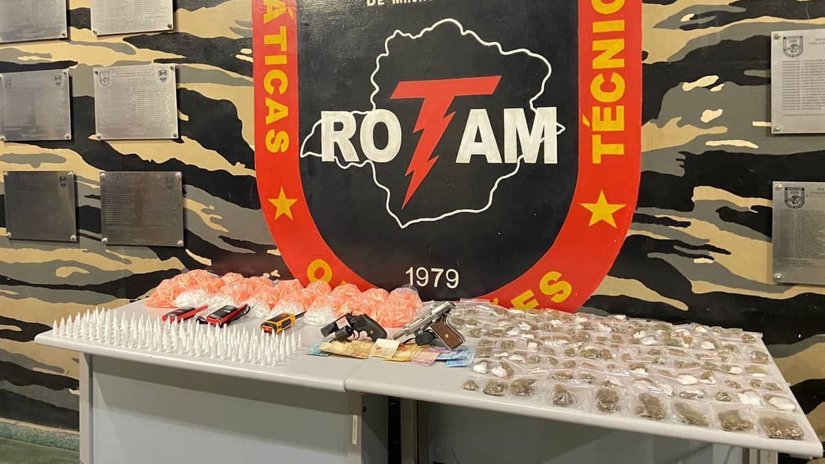 Polícia apreende quase dois mil pinos de cocaína e 300 buchas de maconha durante operação em BH