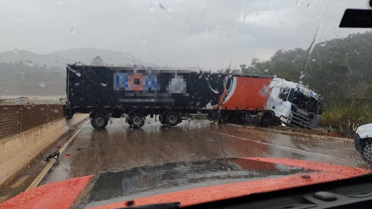Carreta fica em 'L' e bloqueia completamente BR-381 em Minas