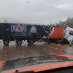 Carreta fica em 'L' e bloqueia completamente BR-381 em Minas