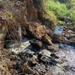 Rede da Copasa que capta esgoto industrial se rompe e moradores do Barreiro relatam impactos à saúde